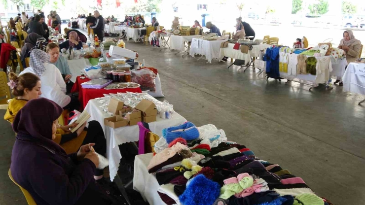 Bu Çarşıda Sadece Kadınların El Emekleri Satılıyor