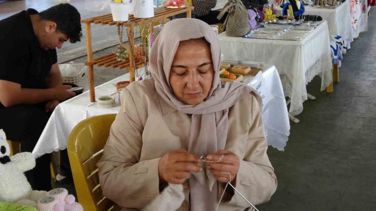 Bu Çarşıda Sadece Kadınların El Emekleri Satılıyor
