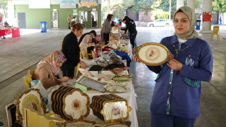 Bu Çarşıda Sadece Kadınların El Emekleri Satılıyor