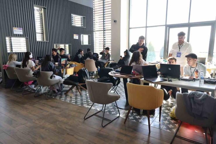 "hkü Game Jam 2025"te 120 Oyun Geliştiricisi Buluştu