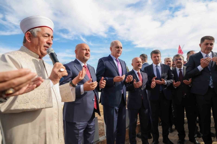 Tbmm Başkanı Kurtulmuş, Adıyaman’da Deprem Şehitleri Mezarlığı’nı Ziyaret Etti