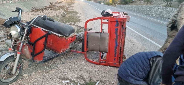 Sepetli Motosiklet Devrildi: 1 Yaralı