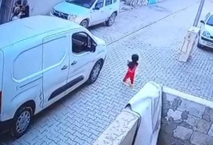 Şanlıurfa’da Kargo Aracının Çarptığı 2 Yaşındaki Çocuk Hayatını Kaybetti... Feci Kaza Kamerada