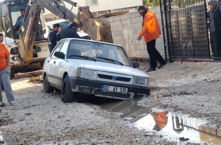Adıyaman’da Otomobil Alt Yapı Çukurunda Mahsur Kaldı