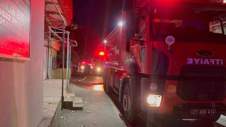 Gaziantep’te 4 Katlı Bina Alevlere Teslim Oldu