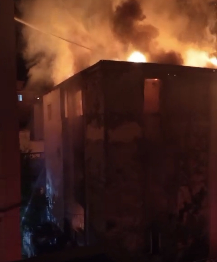 Gaziantep’te 4 Katlı Bina Alevlere Teslim Oldu