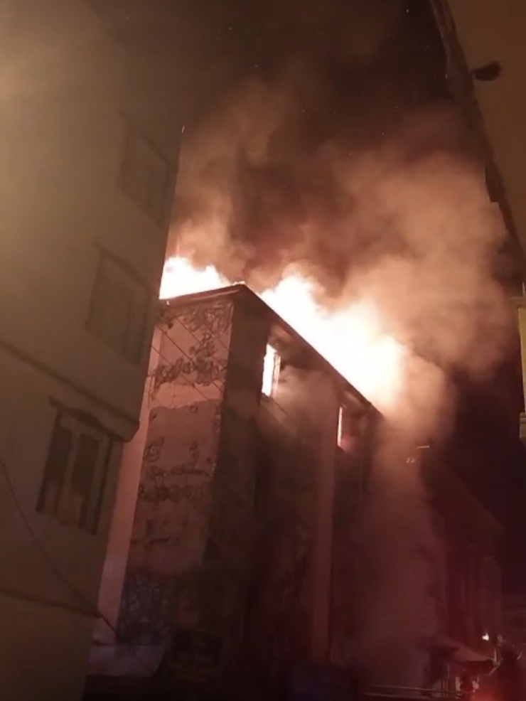 Gaziantep’te 4 Katlı Bina Alevlere Teslim Oldu