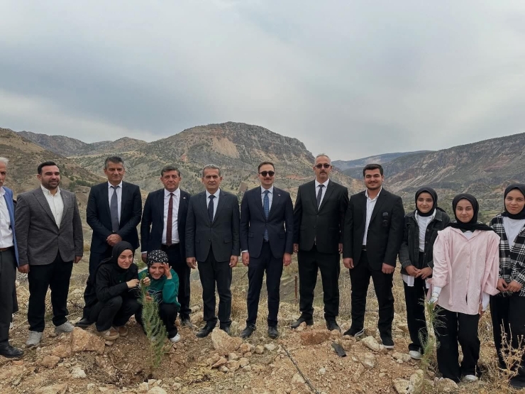 Sincik’te Öğrencilerden Yeşil Bir Gelecek İçin Fidan Dikimi