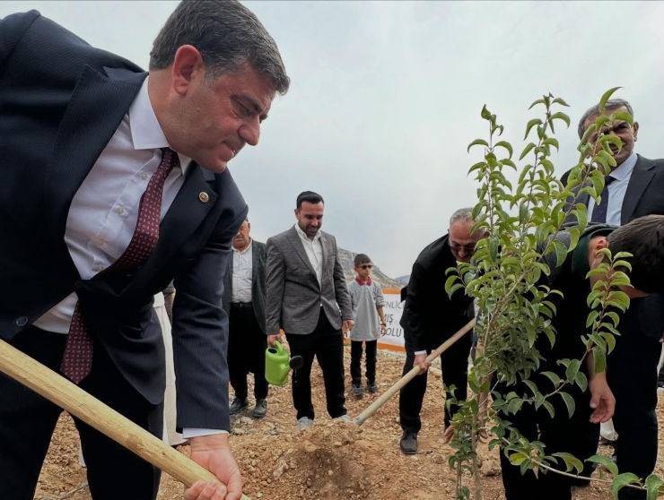 Sincik’te Öğrencilerden Yeşil Bir Gelecek İçin Fidan Dikimi