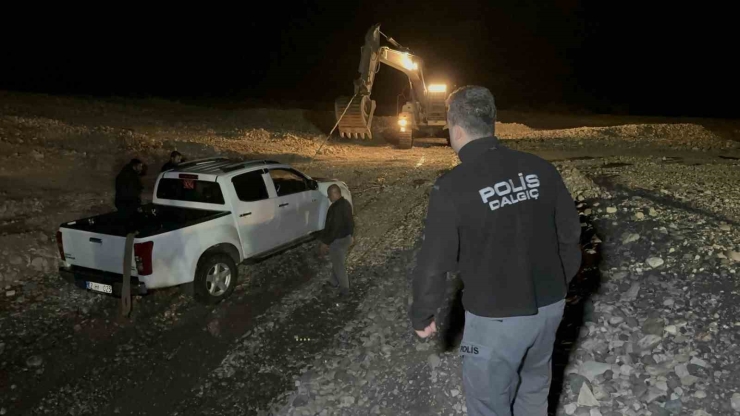 Gölete Düşen Kamyonet Ekipleri Harekete Geçirdi