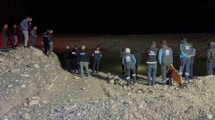 Gölete Düşen Kamyonet Ekipleri Harekete Geçirdi