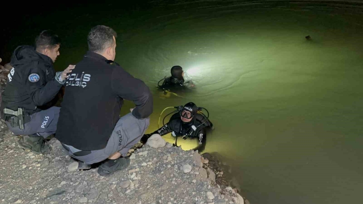 Gölete Düşen Kamyonet Ekipleri Harekete Geçirdi
