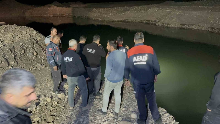 Gölete Düşen Kamyonet Ekipleri Harekete Geçirdi