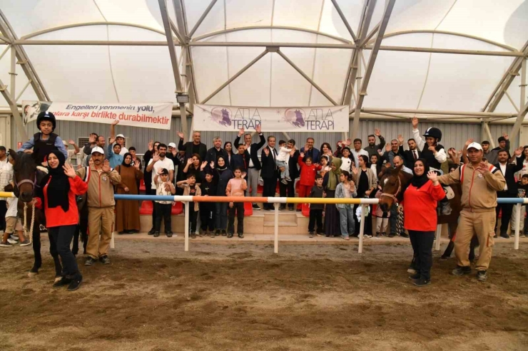 Özel Özel İhtiyaç Sahibi Çocuklara Atla Terapi