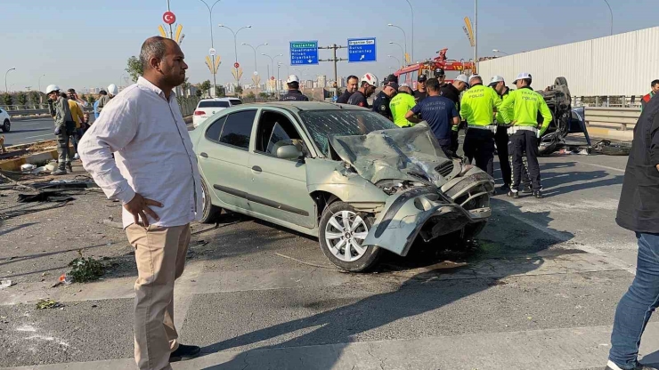 Refüjü Aşan Otomobil Araçların Arasına Daldı: 3’ü Ağır 5 Yaralı