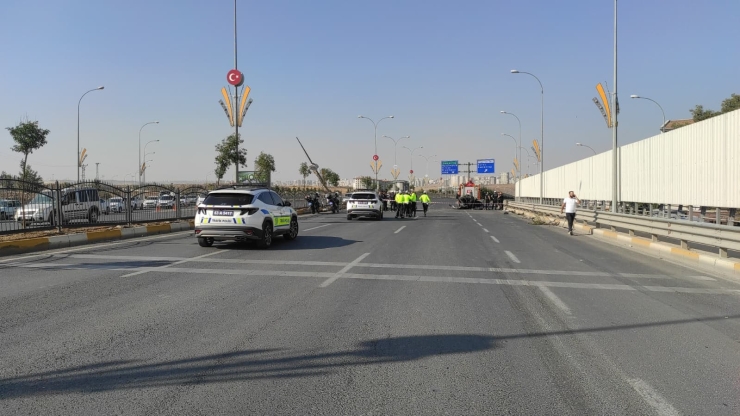 Refüjü Aşan Otomobil Araçların Arasına Daldı: 3’ü Ağır 5 Yaralı