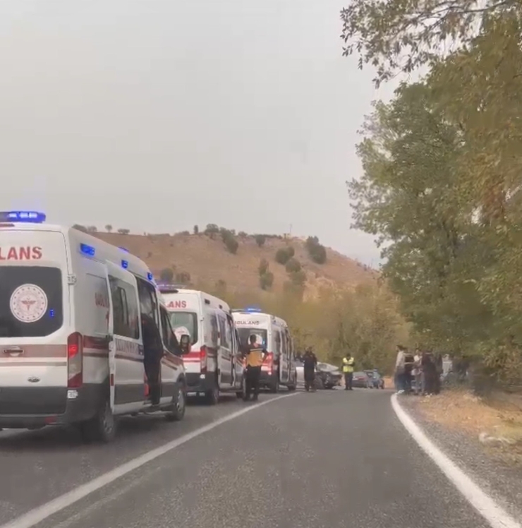 İki Otomobil Çarpıştı: 10 Yaralı