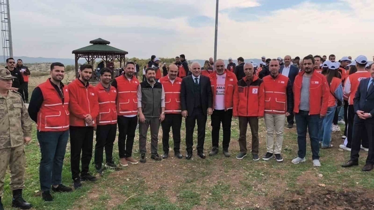 Dicle Gençlik Kampında Milli Ağaçlandırma Gününde Toplu Fidan Dikimi Yapıldı
