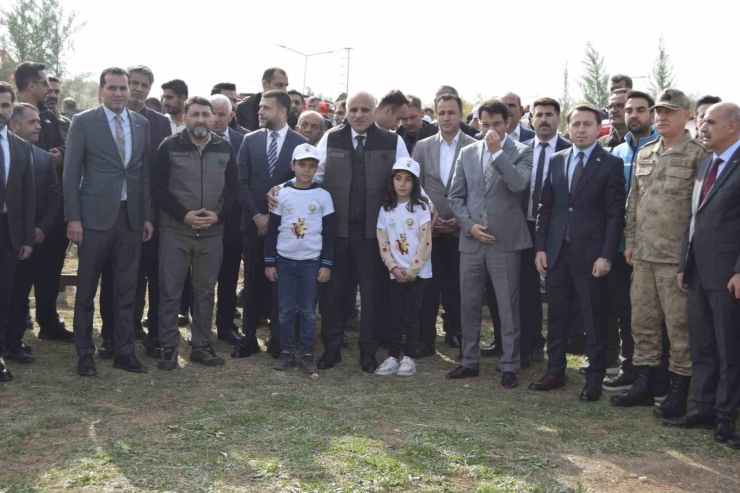 Dicle Gençlik Kampında Milli Ağaçlandırma Gününde Toplu Fidan Dikimi Yapıldı