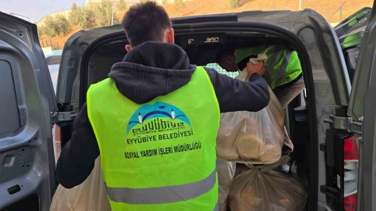 Eyyübiye’de Günlük 3 Bin Kişiye Sıcak Yemek Ulaştırılıyor