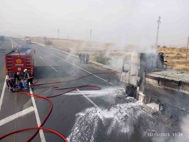 Malatya-elazığ Karayolu’nda Tır Yangını