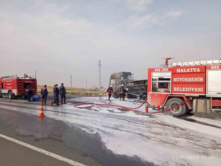 Malatya-elazığ Karayolu’nda Tır Yangını