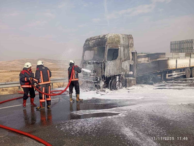 Malatya-elazığ Karayolu’nda Tır Yangını