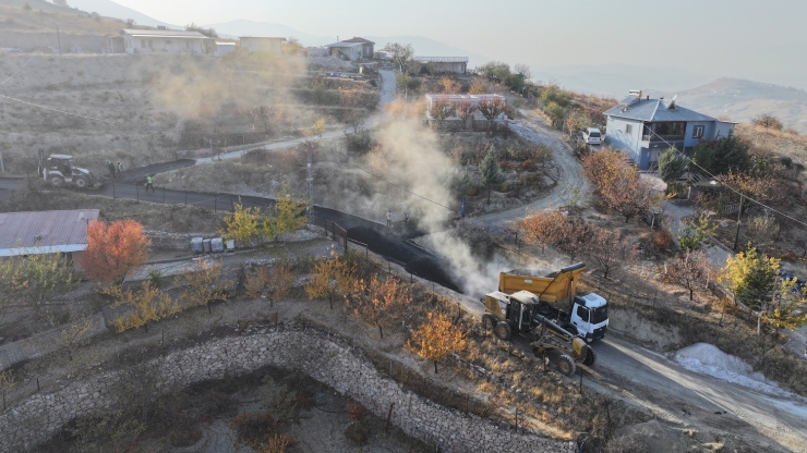 Yeşilyurt Belediyesi, Banazı’nın Yollarını Yeniliyor