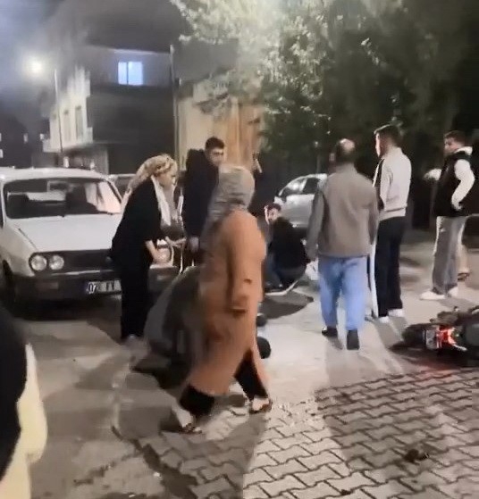 Motosikletle Otomobilin Çarpışma Anları Kameralara Yansıdı: 1’i Ağır 2 Yaralı