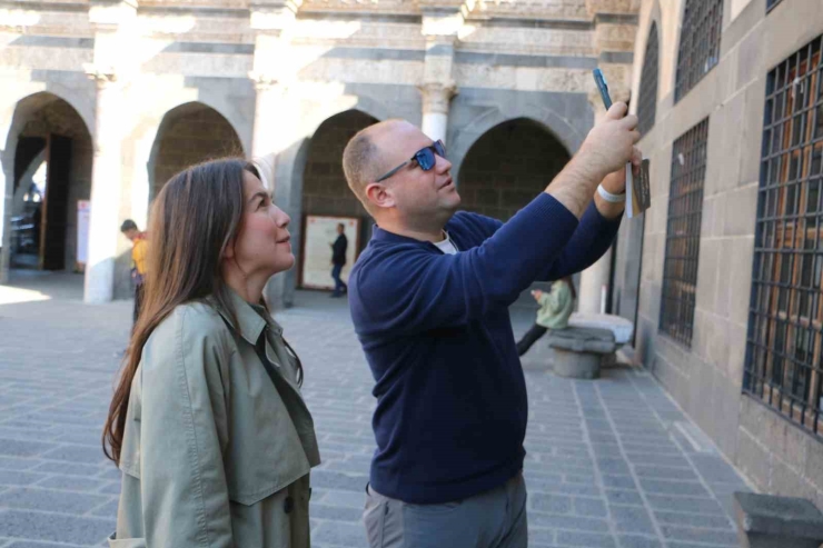 35 Yıllık Araçla Diyarbakır’ı Karış Karış Geziyorlar