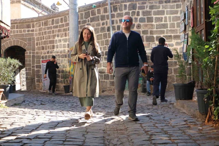 35 Yıllık Araçla Diyarbakır’ı Karış Karış Geziyorlar