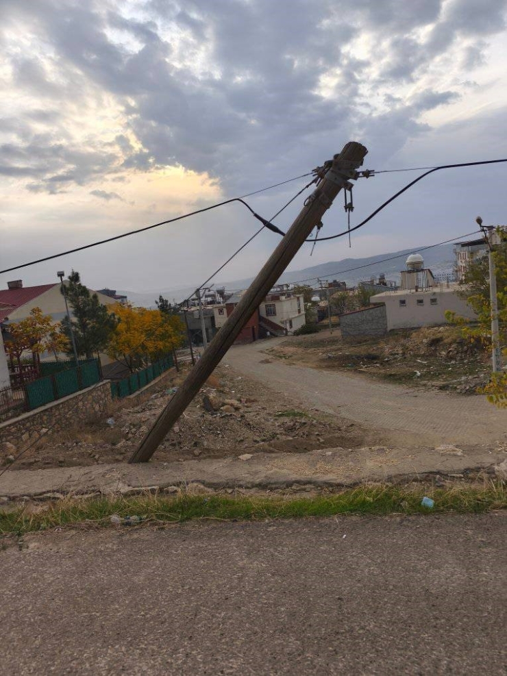 Dicle’de Vatandaşlardan Eğri Direğin Değiştirilmesi Talebi