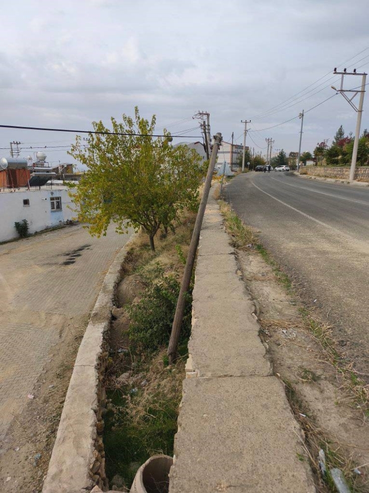 Dicle’de Vatandaşlardan Eğri Direğin Değiştirilmesi Talebi