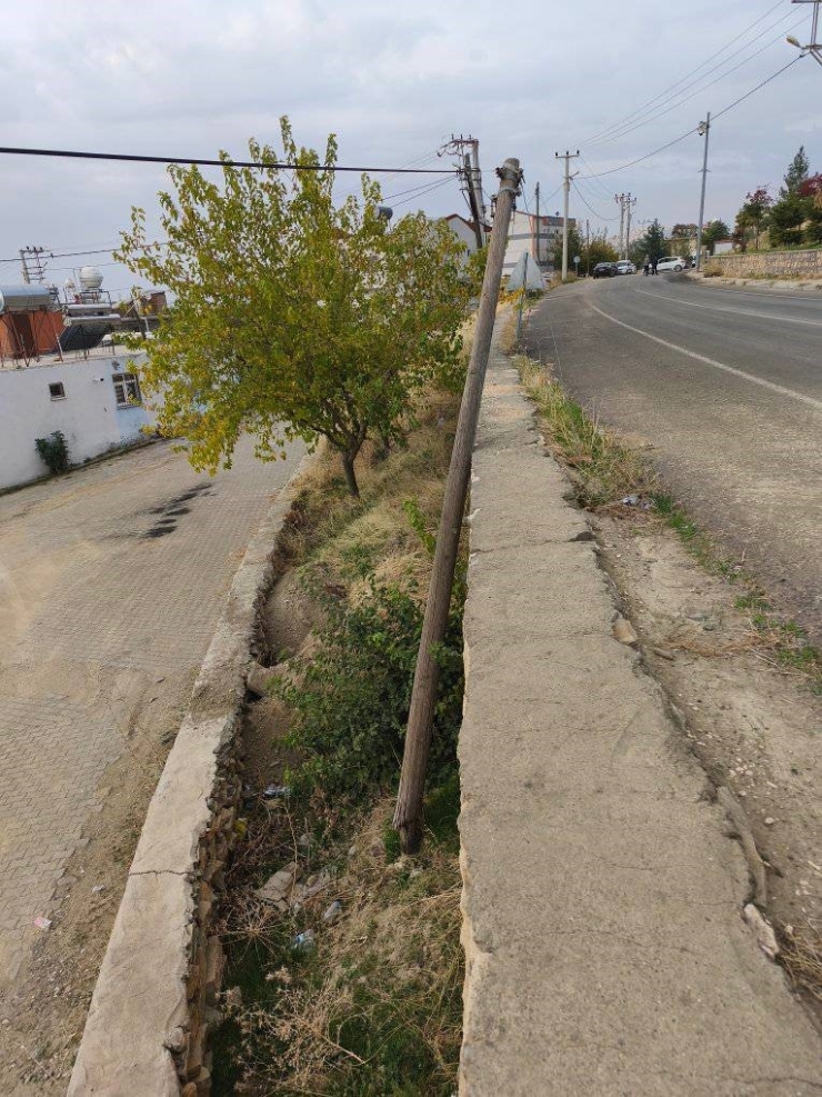 Dicle’de Vatandaşlardan Eğri Direğin Değiştirilmesi Talebi