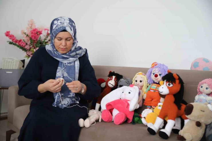 İşlediği Oyuncaklarla 6 Çocuğuna Bakıyor
