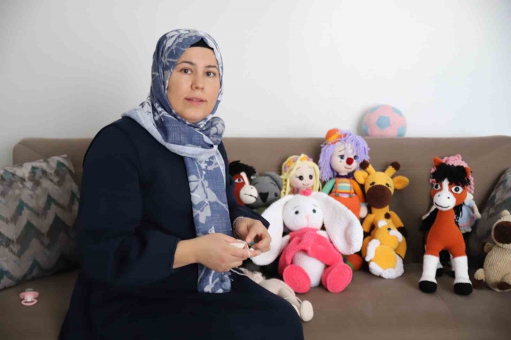 İşlediği Oyuncaklarla 6 Çocuğuna Bakıyor