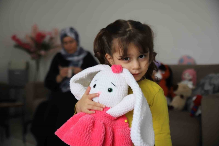 İşlediği Oyuncaklarla 6 Çocuğuna Bakıyor