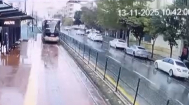 Gaziantep’te Tramvaya Yıldırım İsabet Etme Anı Kamerada