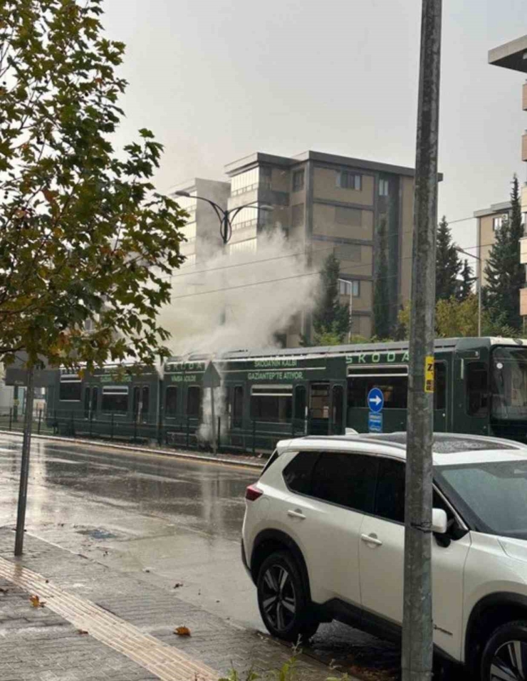Gaziantep’te Tramvaya Yıldırım İsabet Etme Anı Kamerada