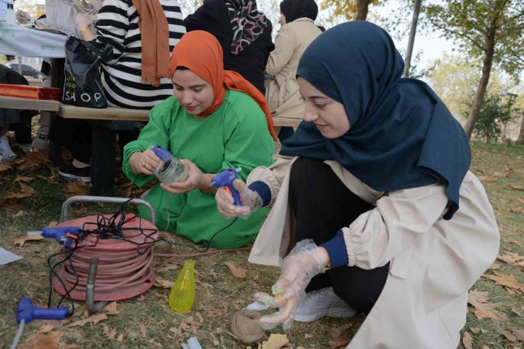 Kadınlar Atölyede Atıkları Dönüştürüyor