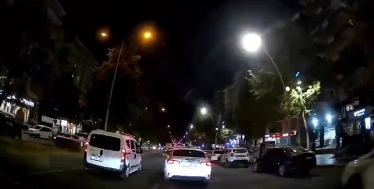 Yere Düşen Çocuğun Hastaneye Yetiştirilebilmesi İçin Polis Sıkışık Trafiği Açtı