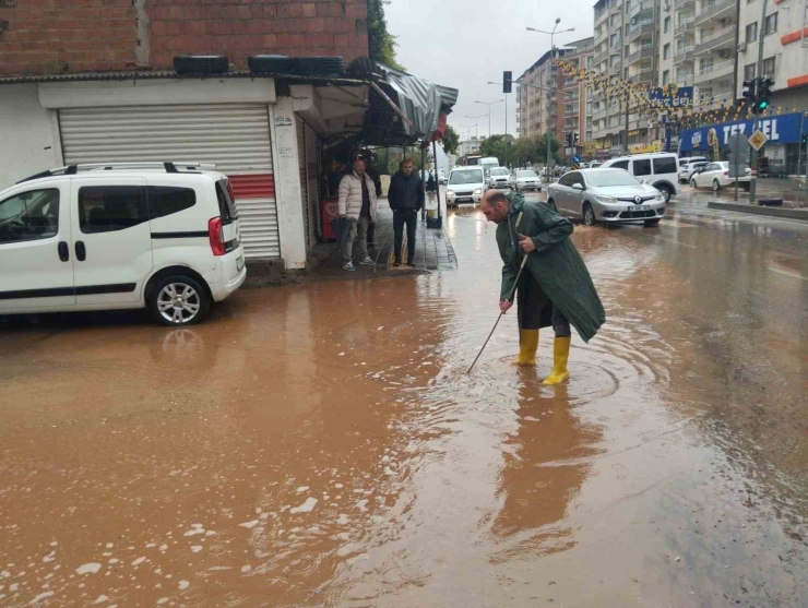 Diyarbakır’da Sağanak Yağış Yolları Göle Çevirdi
