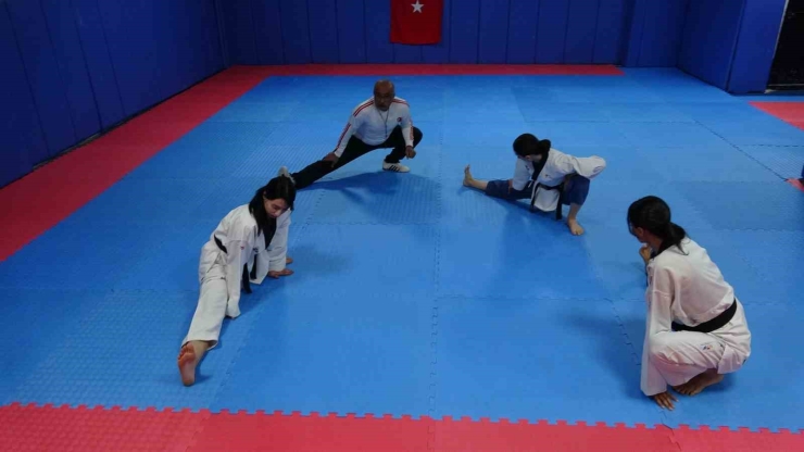 Tekvandocu Babanın Vakit Geçirsinler Diye Salona Götürdüğü 3 Kızı Milli Tekvandocu Oldu