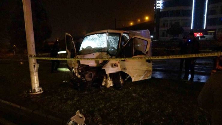 Malatya’da Aydınlatma Direğine Çarpan Minibüs Sürücüsü Hayatını Kaybetti