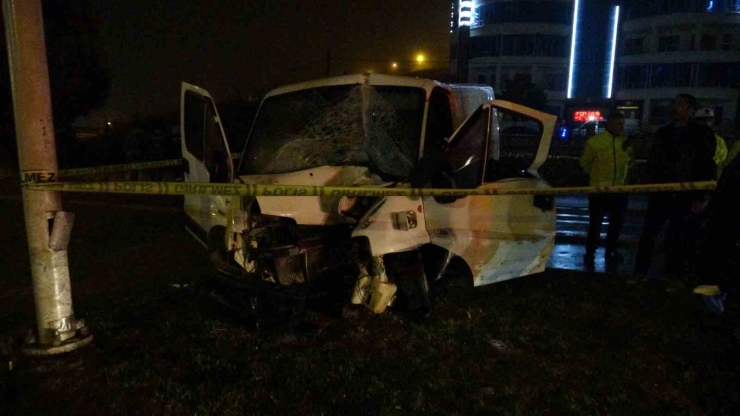 Malatya’da Aydınlatma Direğine Çarpan Minibüs Sürücüsü Hayatını Kaybetti