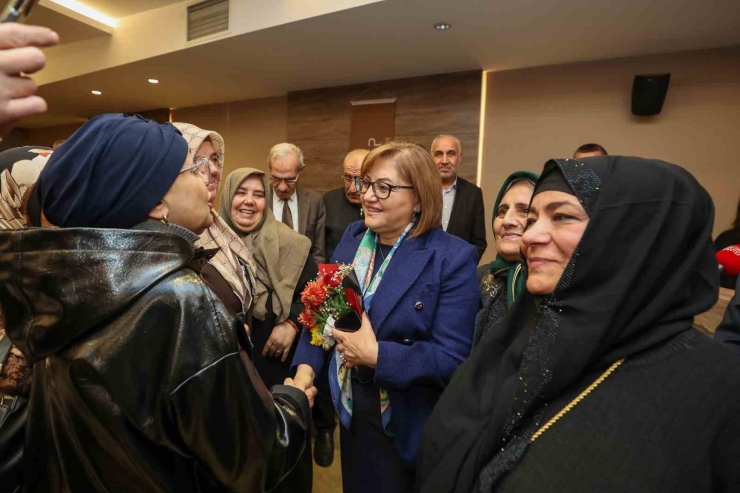 Umreden Dönen İkinci Kafile, Fatma Şahin İle Bir Araya Geldi