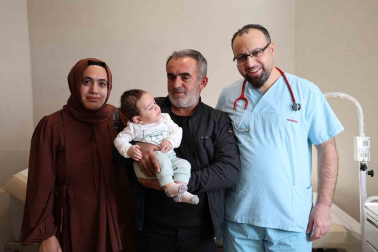 Anne Karnında Böbreği Şişen Bebek, 1 Aylıkken Ameliyatla Sağlığına Kavuştu