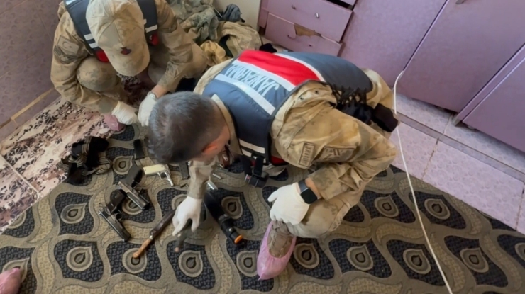 Şanlıurfa’da Çamaşır Makinesinden 12 Tabanca Çıktı