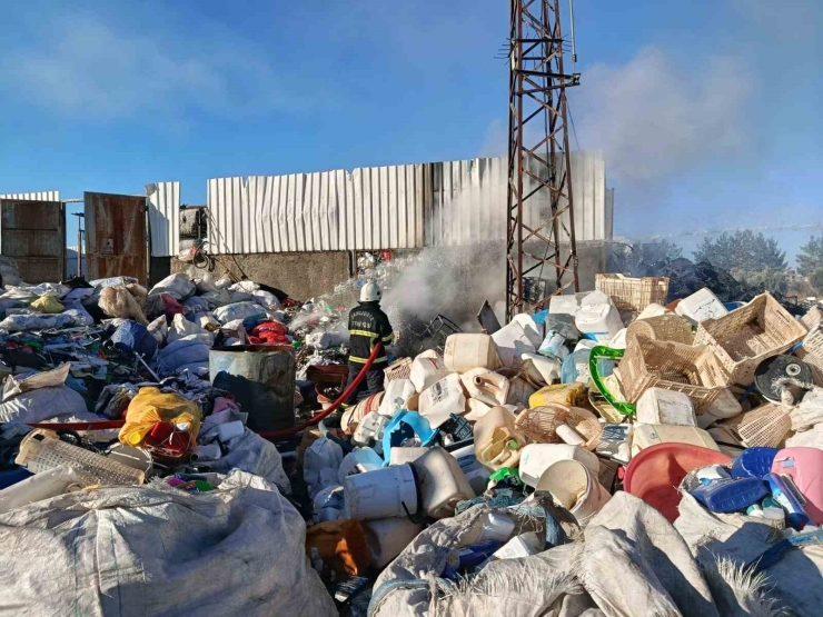 Siverek’te Hurdacıda Çıkan Yangın İtfaiye Ekiplerince Söndürüldü