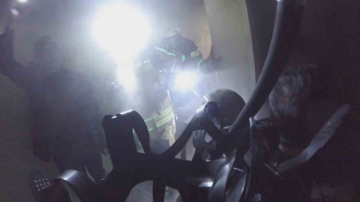 Diyarbakır’da 2’si Çocuk 7 Kişinin Etkilendiği Yangın Kask Kamerasına Yansıdı